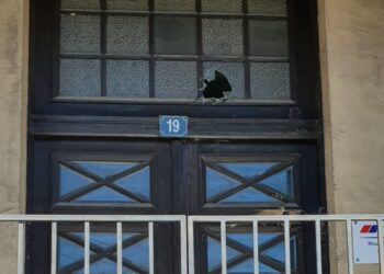 SNS Pančevo pozvalo nadležne organe da procesuiraju vandale koji su kamenicama napali prostorije stranke