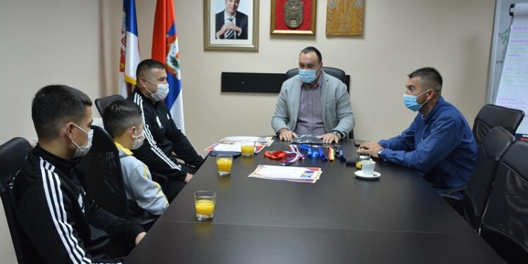 Predsednik Opštine Opovo Miloš Markov ugostio osvajače medalja na Prvenstvu Srbije, borce KBK “Dragon”
