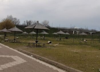 Osveta zbog razotkrivanja: Opozicione horde isprevrtale kante na Keju!