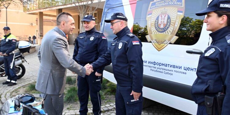 Ministar Vulin posetio Informativni centar MUP u Pančevu