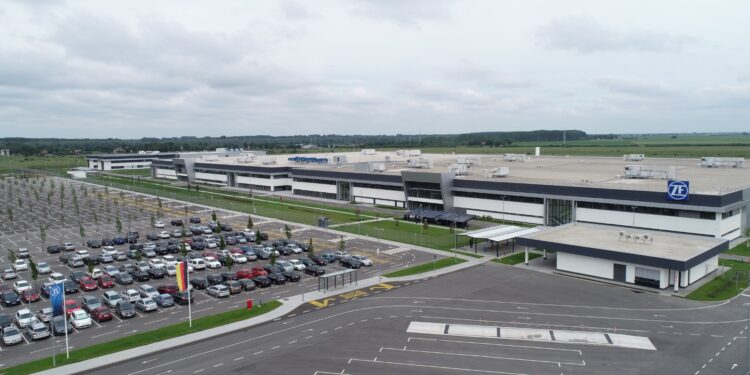 ZF usmerava proizvodnju na hibride i električna vozila