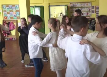 U školi u Banatskom Brestovcu đaci uče ples za kraj školske godine