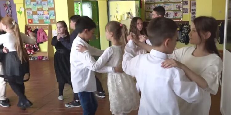 U školi u Banatskom Brestovcu đaci uče ples za kraj školske godine