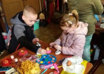 Hram Prenosa moštiju svetog Nikolaja u Deliblatu okupio najmlađe na farbanju jaja