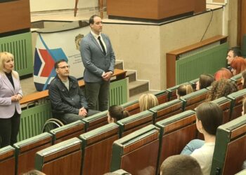 U Pančevu održana tribina “Na maturu bez automobila”