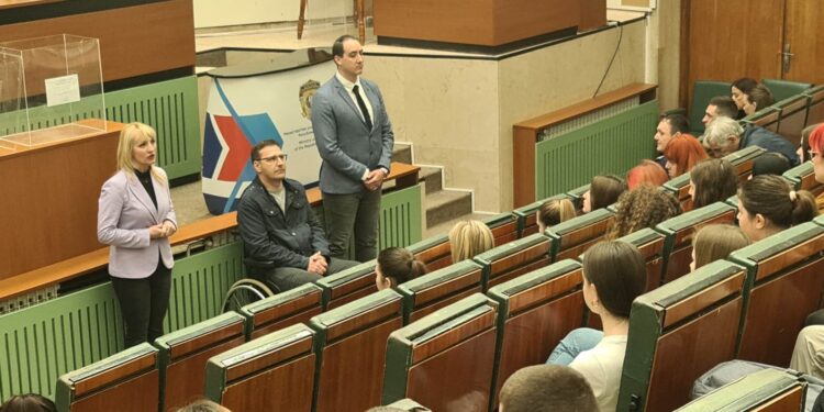 U Pančevu održana tribina “Na maturu bez automobila”