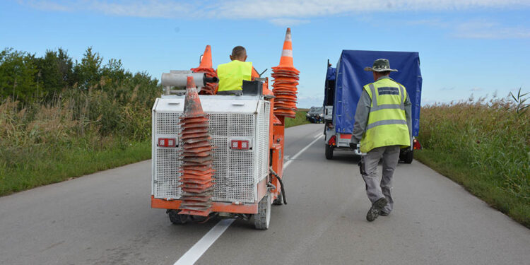 U toku obeležavanje horizontalne saobraćajne signalizacije u opštini Opovo