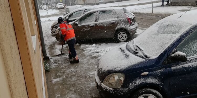 Radnici “Higijene” u Pančevu čiste sneg sa pešačkih staza i prelaza (VIDEO)