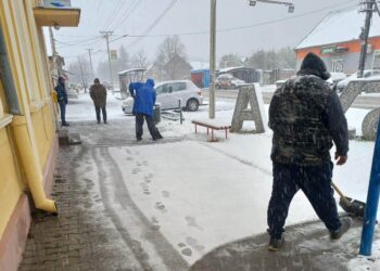U Jabuci radnici Vod-Kom od jutros čiste staze i autobuska stajališta