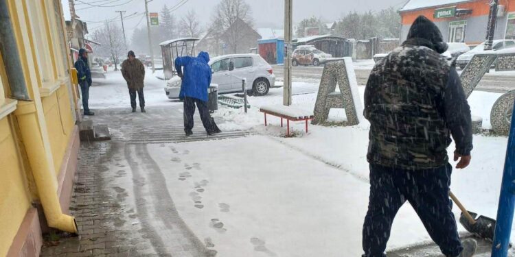 U Jabuci radnici Vod-Kom od jutros čiste staze i autobuska stajališta