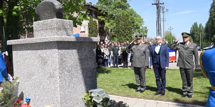 Ministar Miloš Vučević položio venac na spomenik palom borcu sa Košara Tiboru Cerni