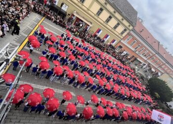 400 pančevačkih maturanata danas plesalo u inat balerini