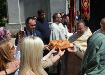 Svetonikoljska litija na ulicama Opova