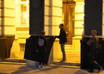 Vandali iz opozicije i na Dan žalosti oskrnavili Gradsku kuću (FOTO)