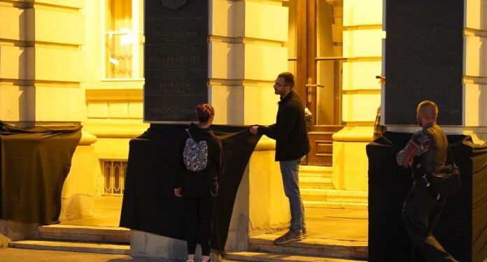 Vandali iz opozicije i na Dan žalosti oskrnavili Gradsku kuću (FOTO)