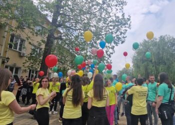 Maturanti plesali u Kovačici, simbolično pušteni baloni