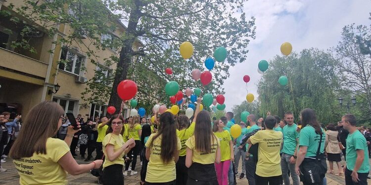 Maturanti plesali u Kovačici, simbolično pušteni baloni