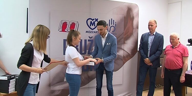 Dvoje Debeljačana dobilo rukavice za slepe
