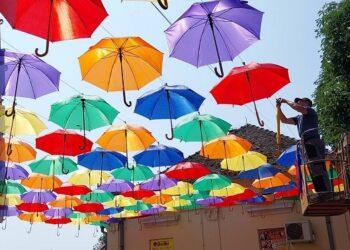 Kovinski Surduk ponovo u cveću i prekriven kišobranima