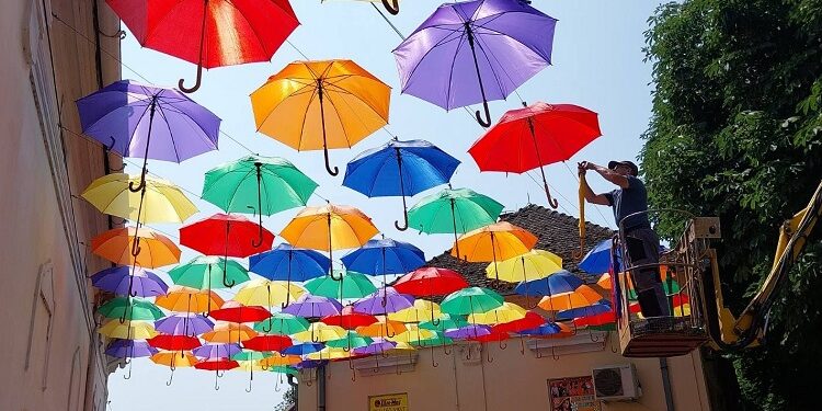 Kovinski Surduk ponovo u cveću i prekriven kišobranima