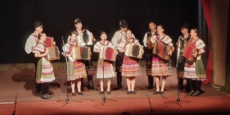Dečji folklorni ansambl “Ragačinka” iz Hrušova u Kovačici
