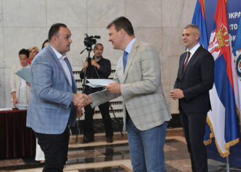 Ugovori za dva projekta iz oblasti održavanja i opremanjа sportskih objekata u Sefkerinu i Barandi
