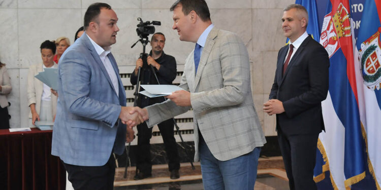Ugovori za dva projekta iz oblasti održavanja i opremanjа sportskih objekata u Sefkerinu i Barandi