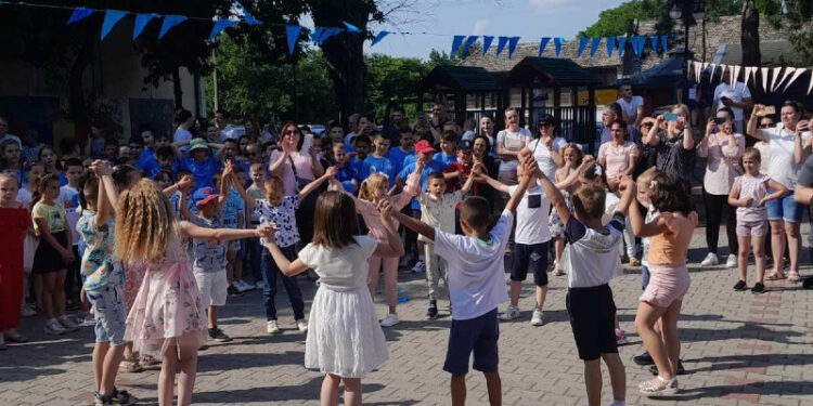Veliki zajednički ples u Dolovu za decu iz vrtića i zabavišta