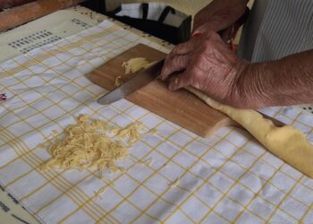 Kraljice iz Crepaje prave najbolje domaće rezance, bez kojih nedeljni ručak ne može ni da se zamisli