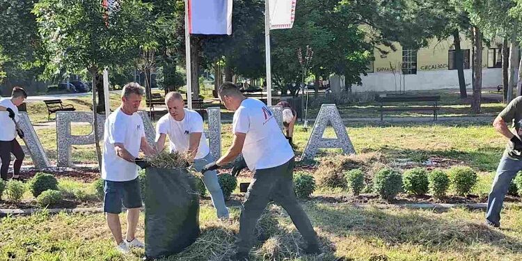 Aktivisti SNS Opovo uređuju zelene površine