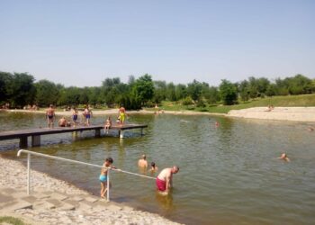 Bela stena desno od špica i jezero u Kačarevu za sada jedino bezbedni za kupanje