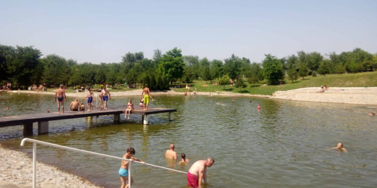 Bela stena desno od špica i jezero u Kačarevu za sada jedino bezbedni za kupanje