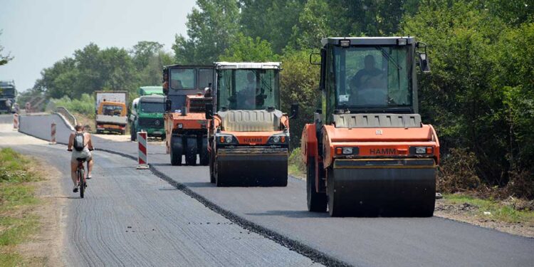 Počela prva faza asfaltiranja lokalnog puta Sefkerin – Vrbovski