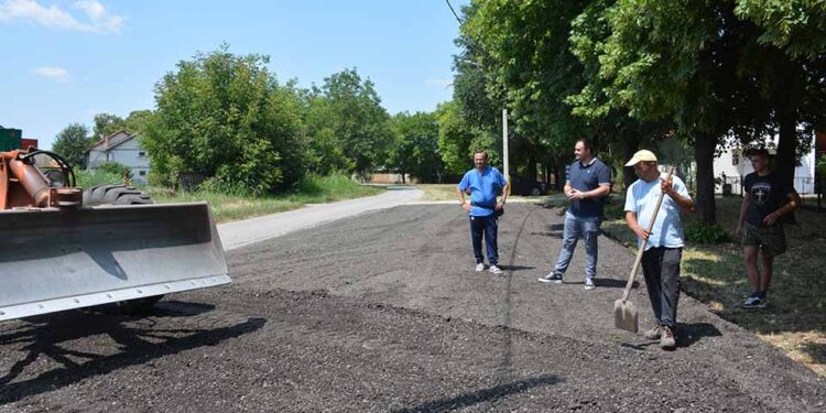 Akcija nasipanja ulica grebanim asfaltom nastavljena u Sakulama