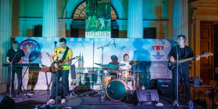 Koncert EKV tribute benda „Krug“ na platou ispred Muzeja u Pančevu