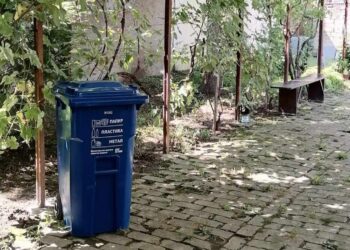Raspored podele plavih kanti u ulici Bratstva Jedinstva u Vojlovici