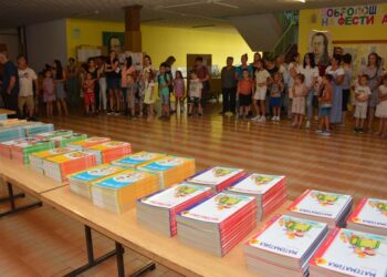 Budućim đacima prvacima u Opovu uručeni besplatni udžbenici