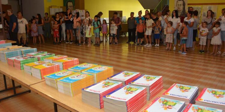 Budućim đacima prvacima u Opovu uručeni besplatni udžbenici