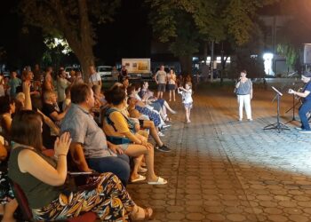 Koncert Nade Popaz u Kačarevu okupio veliki broj građana