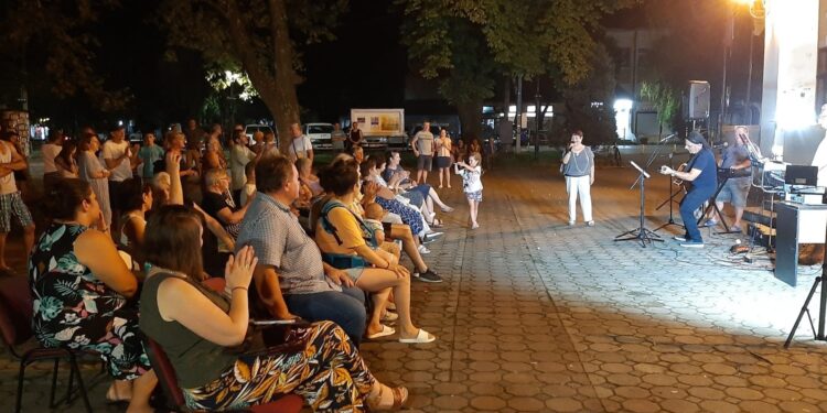 Koncert Nade Popaz u Kačarevu okupio veliki broj građana