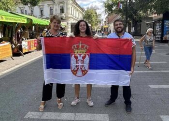 Aktivisti SNS u Pančevu delili zastave Srbije