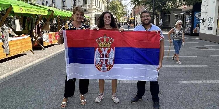 Aktivisti SNS u Pančevu delili zastave Srbije