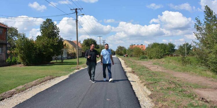 Markov, Ginculj i Josić posetili novoasfaltirane lokacije u Sefkerinu i Opovu