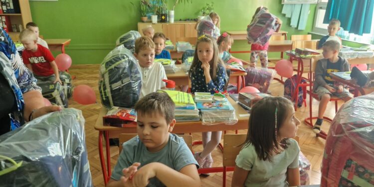 Opština Kovačica obradovala prvake novim torbama