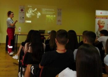 Volonterka iz Crvenog krsta Kovin na Međunardnom kampu mladih u Parizu