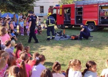 Osnovci oduševljeni pokaznom vežbom kovinskih vatrogasaca