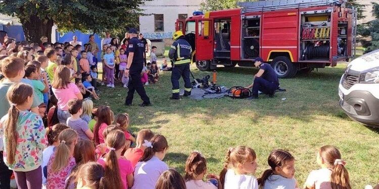 Osnovci oduševljeni pokaznom vežbom kovinskih vatrogasaca