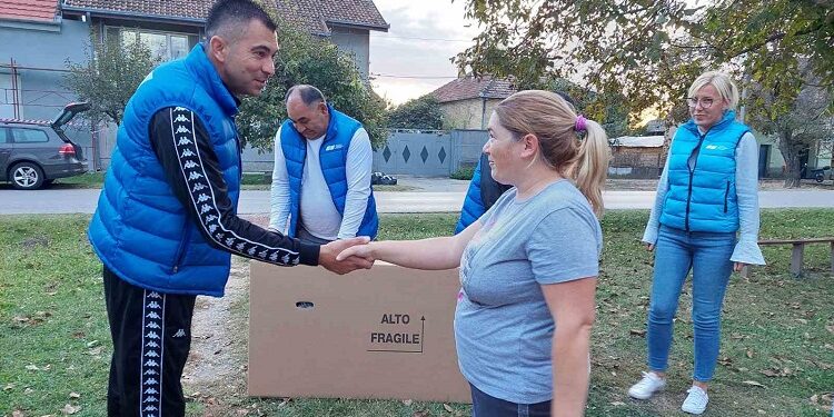 SNS Opovo na radost dece: Kupiš i pokloniš, nije teško