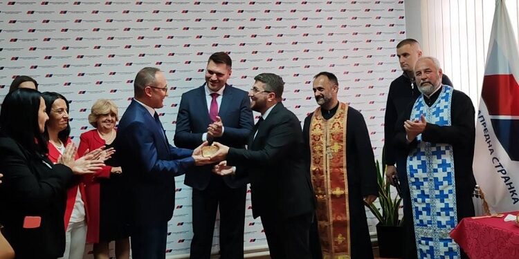 Pančevački SNS, u duhu tradicije, uz molitvu i rezanje slavskog kolača, proslavio Svetu Petku