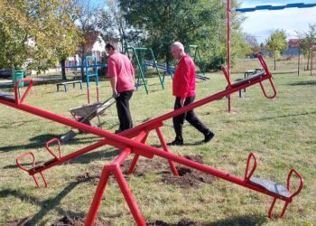 Mesna zajednica Jabuka uređuje dečja igrališta i park